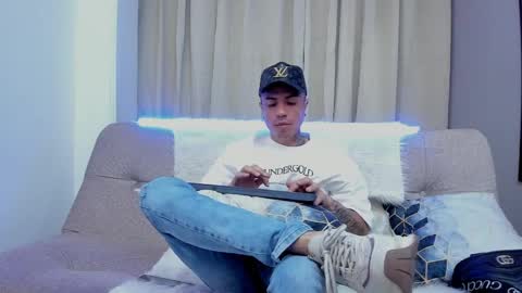 charlie_foxie online show from April 6, 7:04 pm