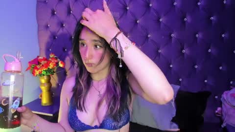 charlottestuart_ online show from April 7, 3:41 am