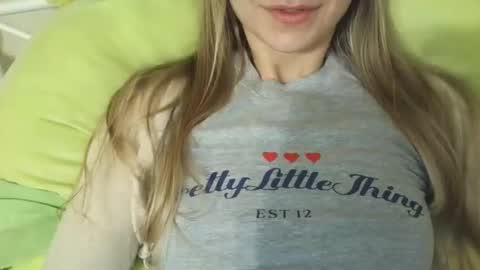 cherryflavorxx online show from April 13, 12:48 am