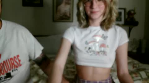 chloe and dic online show from February 27, 4:13 am