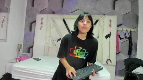 chloeandterra online show from June 1, 1:34 pm