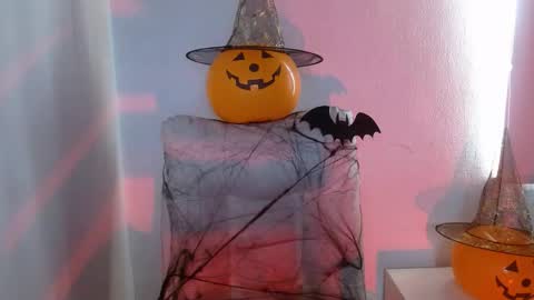 Chloe online show from October 15, 1:45 pm