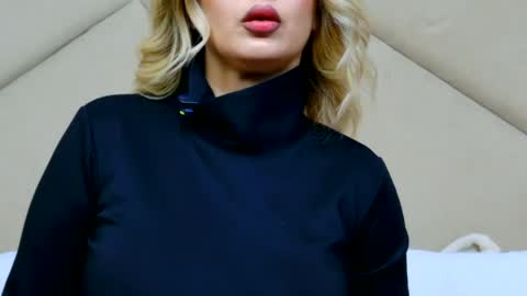 Chloe Vee online show from April 24, 5:09 am