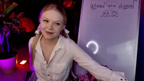 ChloeWight online show from April 12, 9:35 am