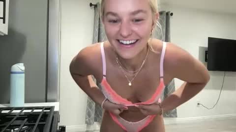 Chloe Babe online show from June 6, 7:14 am