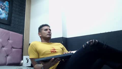 chris_dick23 online show from January 21, 4:43 am