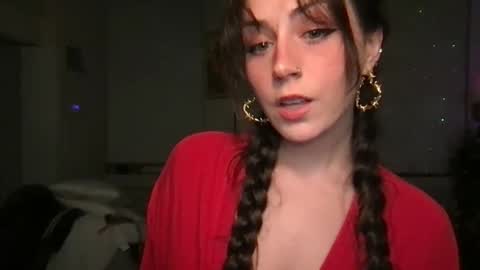 Snapshot of cinnamonpeaches chatting on October 21, 11:52 pm Carmen online show from October 21, 11:52 pm