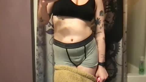 Snapshot of cinnamonpeaches chatting on February 11, 1:31 am Carmen online show from February 11, 1:31 am