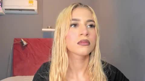 Snapshot of cinnia_ chatting on October 15, 12:50 pm Cintia online show from October 15, 12:50 pm