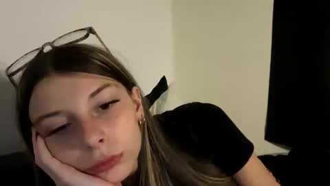 Snapshot of clairewalkerrr chatting on October 28, 1:01 pm clairewalkerrr online show from October 28, 1:01 pm