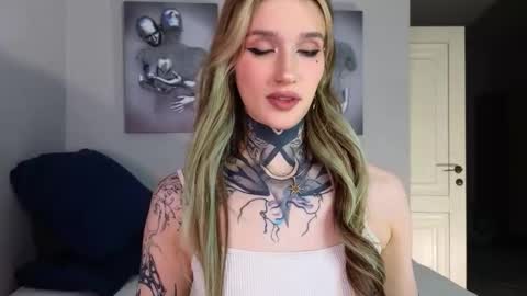 Snapshot of clarewoods chatting on September 24, 9:43 pm Sophie online show from September 24, 9:43 pm