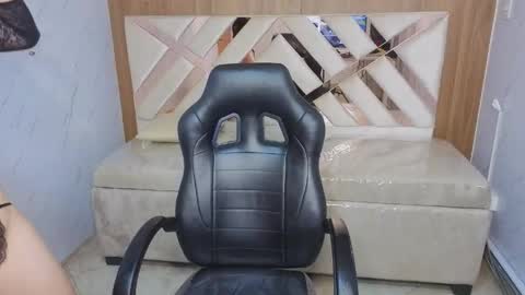 Clhoe online show from April 19, 6:10 pm