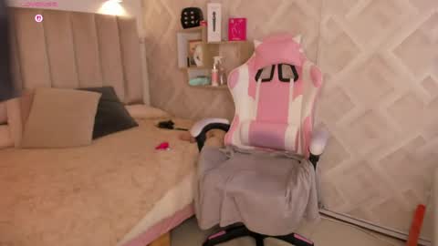 clhoe_johnson_ online show from April 15, 12:52 pm