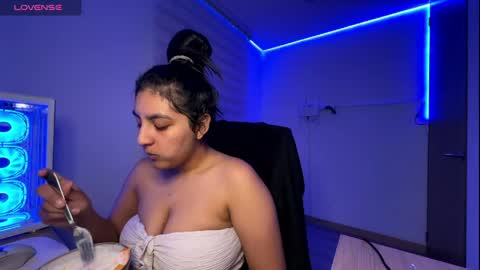 cloe small online show from April 9, 4:16 am