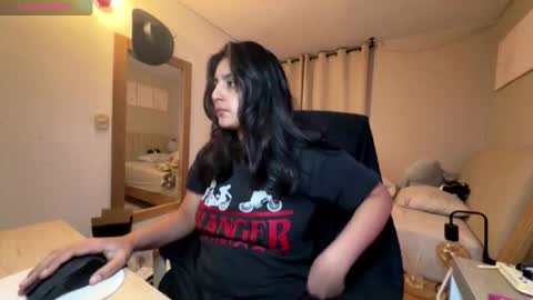 cloe small online show from November 29, 7:05 am