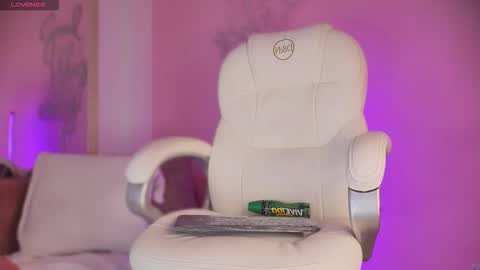 cloeparker_ online show from November 29, 11:40 am