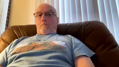 Closetbicd online show from January 19, 1:12 pm