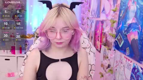 Mia online show from December 5, 4:05 pm