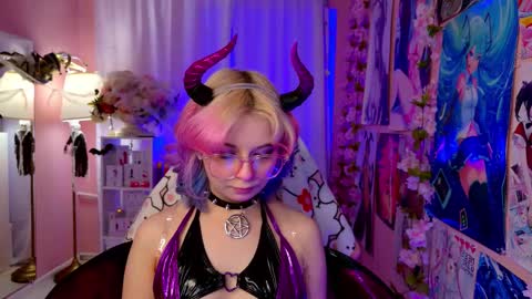 Mia online show from October 31, 11:16 pm