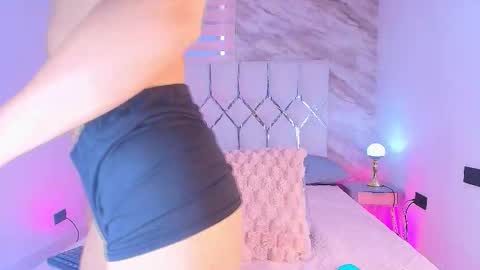 colett online show from November 21, 12:25 pm