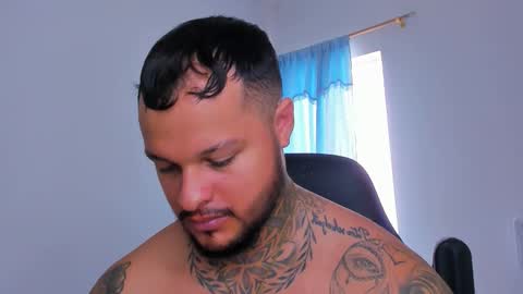 colin_fox1 online show from March 27, 5:36 pm