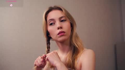 Hello im Sofia Welcme to my room .More hugs and kiss for you online show from November 20, 8:35 am