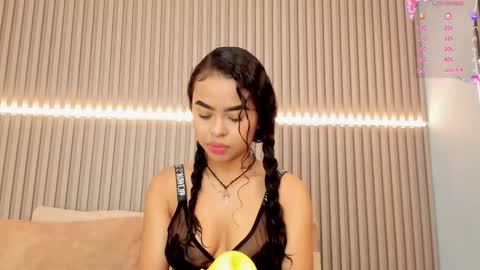 coralineross_ online show from March 11, 11:12 am