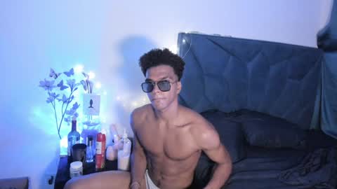 Snapshot of coreyglover chatting on December 2, 1:40 am CoreyGlover online show from December 2, 1:40 am