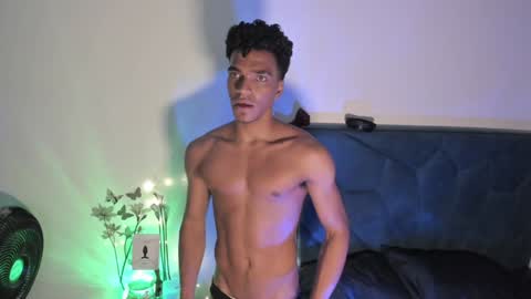 Snapshot of coreyglover chatting on December 10, 3:09 am CoreyGlover online show from December 10, 3:09 am