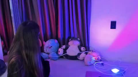 couple_funnyy online show from December 18, 3:24 am