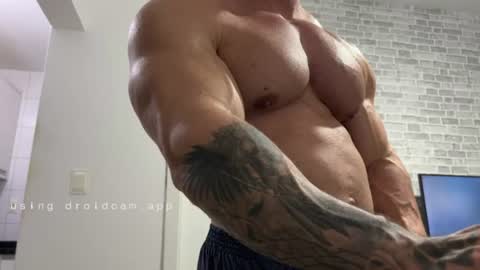 couplemuscle40 online show from July 16, 3:43 am