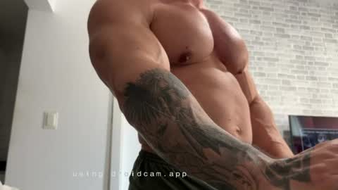 couplemuscle40 online show from July 28, 4:39 pm