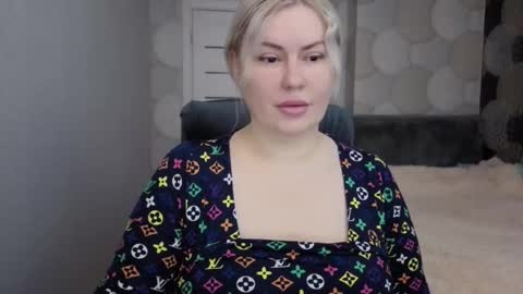 CrystalllEyes online show from November 14, 5:09 am