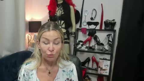 CrystalHotty online show from May 6, 5:02 am