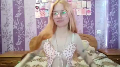Snapshot of cucumber_kringe chatting on October 18, 7:01 am Sia online show from October 18, 7:01 am