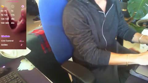 Snapshot of curiousgenie chatting on October 30, 9:43 am curiousgenie online show from October 30, 9:43 am