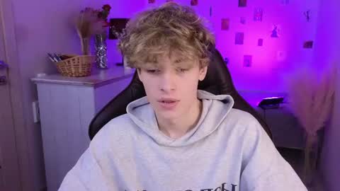 curly_twinkboy online show from July 29, 5:18 am