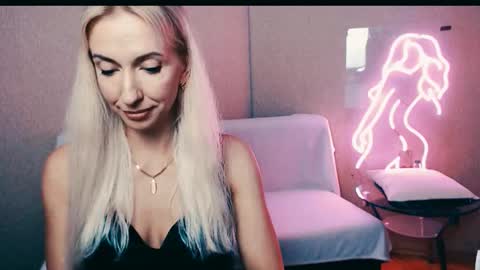 Snapshot of cute_smile_shy chatting on September 19, 8:12 pm cute_smile_shy online show from September 19, 8:12 pm