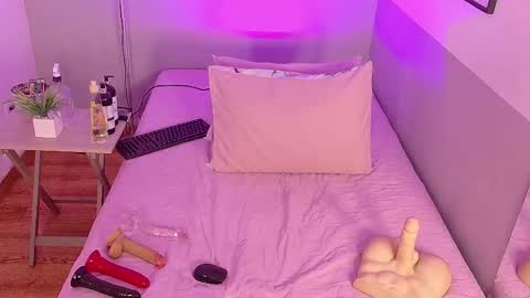 cutepetitee online show from February 11, 8:56 pm