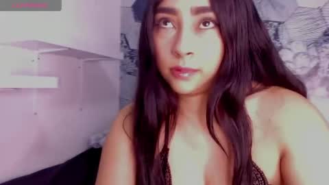 daeneryssnow_ online show from May 13, 12:59 pm