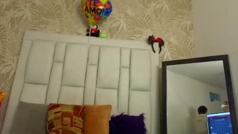 daffnelewis online show from April 20, 11:02 am