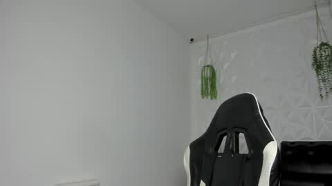 dakota_x18 online show from March 7, 12:21 am