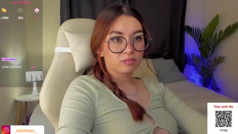 dakottaa__ online show from February 14, 3:11 am