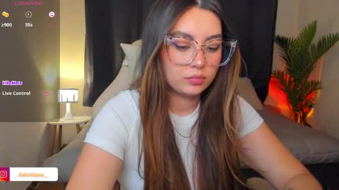 dakottaa__ online show from April 9, 11:43 pm