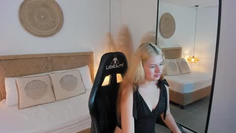 D A N I A online show from September 29, 11:53 am