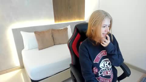 D A N I A online show from September 12, 12:07 pm