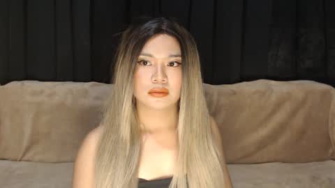 Elodie online show from December 12, 5:59 pm