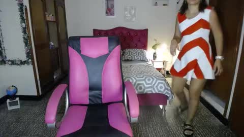 Snapshot of danielle_rose_ chatting on February 25, 6:23 pm Angie online show from February 25, 6:23 pm