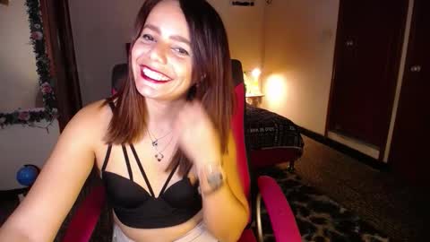 Snapshot of danielle_rose_ chatting on October 12, 8:32 pm Angie online show from October 12, 8:32 pm