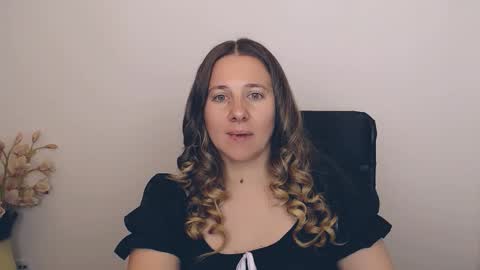 Snapshot of darklure_ chatting on September 19, 8:23 pm Anna online show from September 19, 8:23 pm